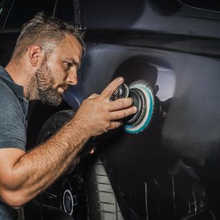 Prostě ROLLS musí taky vypadat jako ROLLS. Po lakování se objevil pomeranč, lak jsem musel obrousit ručně do roviny a pak...