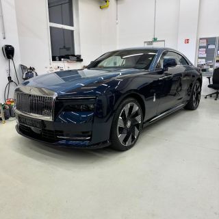 Rolls Royce Spectre Na první pohled Coupe, ale trochu klame rozměry, ve skutečnosti se jedná o auto, které by spolklo i...